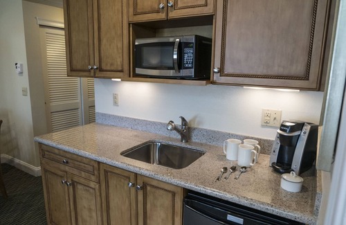 West Yarmouth Complejo | Deep Discount on studio at The Cove at Yarmouth in West Yarmouth, MA