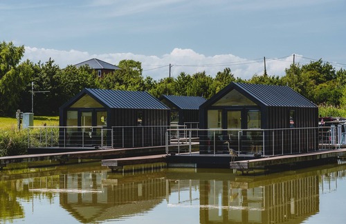 Huxley Apartamento | Deep in the Cheshire countryside, with only the bulrushes and birds for company, is this incredible