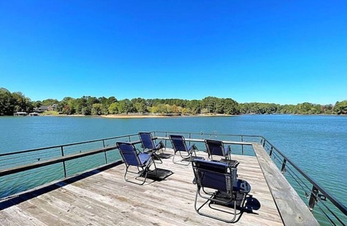 Dawsonville Cabaña | Deep water cove Lake Lanier cottage w/ hot tub, pvt dock, pool table, fire pit