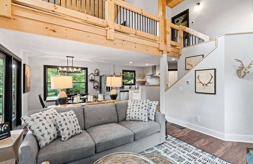 Hendersonville Casa | Deer Creek Cabin private new home near Hendersonville w/hot tub, fireplace, free Biltmore pass
