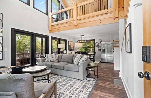 Hendersonville Casa | Deer Creek Cabin private new home near Hendersonville w/hot tub, fireplace, free Biltmore pass
