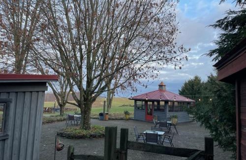 McClellandtown Cama Y Desayuno | Deer Creek Winery at Watson Estate