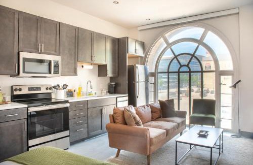 Westown Apartamento | Deer District Studio Apt JC1 - One Block from Fiserv & Baird