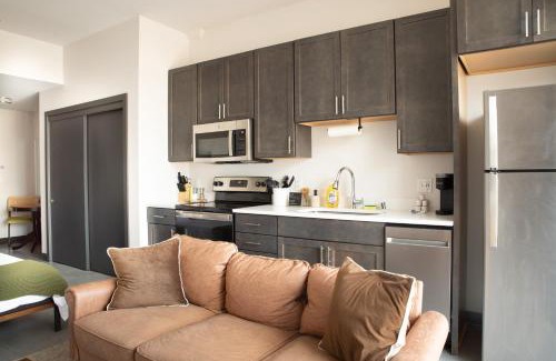 Westown Apartamento | Deer District Studio Apt JC1 - One Block from Fiserv & Baird