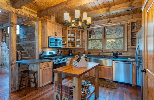 Mars Hill Cabina | Deer Field Cabin Fire Pit and Mountain Views!