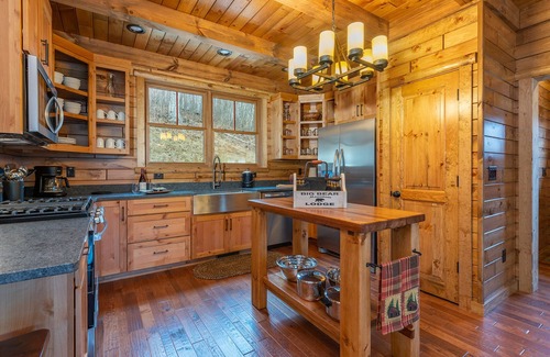 Mars Hill Cabina | Deer Field Cabin Fire Pit and Mountain Views!