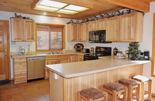 Red River Casa | Deer Mountain Lodge - Hot Tub - WiFi - Washer - Dryer - Fireplace