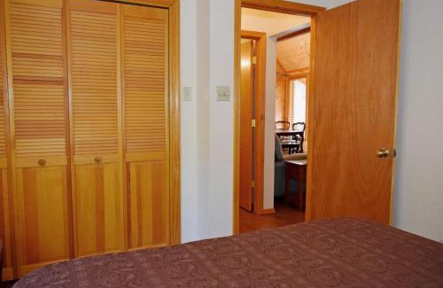 Red River Casa | Deer Mountain Lodge - Hot Tub - WiFi - Washer - Dryer - Fireplace
