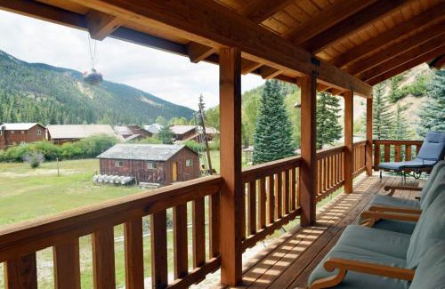 Red River Casa | Deer Mountain Lodge - Hot Tub - WiFi - Washer - Dryer - Fireplace