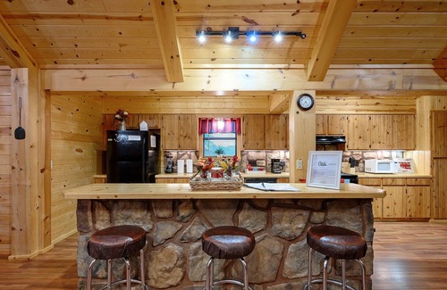 Smithville Cabina | Deer Ridge Retreat Luxurious Family Sanctuary with Hot Tub and BBQ by RedAwning