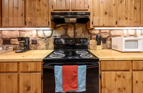 Smithville Cabina | Deer Ridge Retreat Luxurious Family Sanctuary with Hot Tub and BBQ by RedAwning
