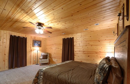 Smithville Cabina | Deer Ridge Retreat Luxurious Family Sanctuary with Hot Tub and BBQ by RedAwning