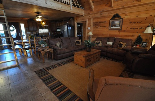 Branson Cedars Cabina | Espectacular habitación de 3 dormitorios con sala de juegos tipo loft. Deer Run Cabin; 1 milla a Legends of Golf