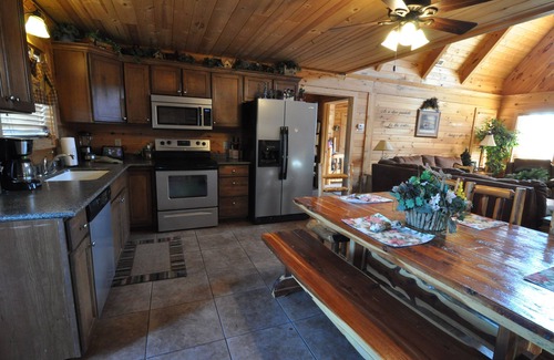 Branson Cedars Cabina | Espectacular habitación de 3 dormitorios con sala de juegos tipo loft. Deer Run Cabin; 1 milla a Legends of Golf