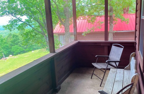 Mena Cabina | Deer Run is your perfect Mountaintop Cabin Equipped for Family Adventure!