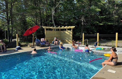 Chestertown Cabina | Deer Run, pool, steps from Loon Lake