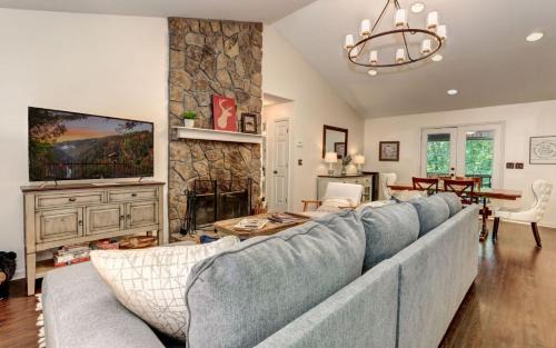 Big Canoe Casa | Deer View Retreat - Ramp to Home Wood-Burning Fireplace Netflix Ping Pong