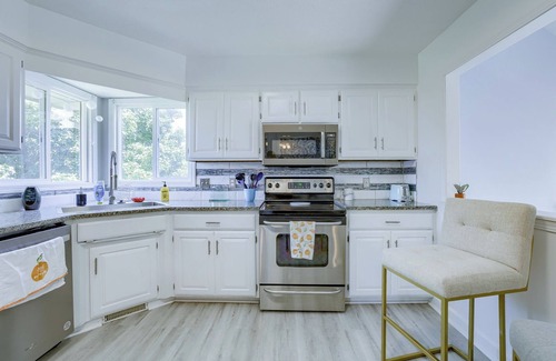 Millard Casa | Deja Blue In ♥ Of Omaha ~HOT TUB- 2 King Beds-Park-4BR-Park-Trails-Lake-Eclectic