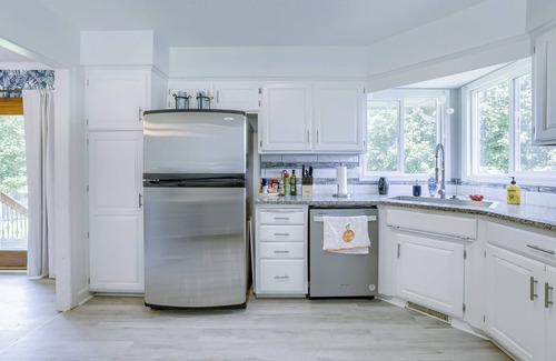 Millard Casa | Deja Blue In ♥ Of Omaha ~HOT TUB- 2 King Beds-Park-4BR-Park-Trails-Lake-Eclectic