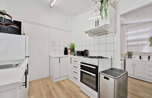 Bathurst Apartamento | Dejorja Studio - CBD, Eclectic Retreat for 2