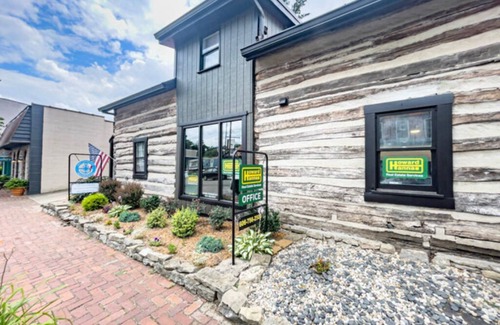 Augusta Cabina | Del's 1800's Log Cabin