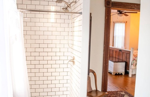 Dickerson Run Cama Y Desayuno | Delaine Room - The Farmhouse Bed & Breakfast at Maple Bottom Farm