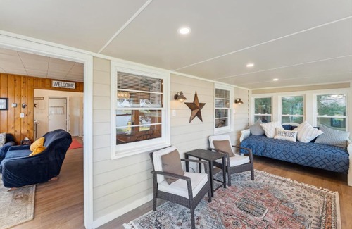 Delavan Casa | Delavan Retreat with Patio on Turtle Lake!