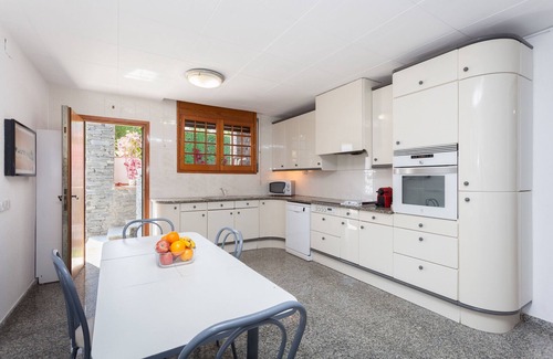 Masnou Casa | DELFIN- Casa para 8 con jardín y piscina privada a 15 minutos de Barcelona