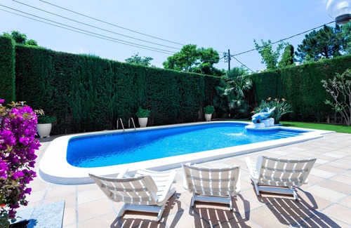 Masnou Casa | DELFIN- Casa para 8 con jardín y piscina privada a 15 minutos de Barcelona
