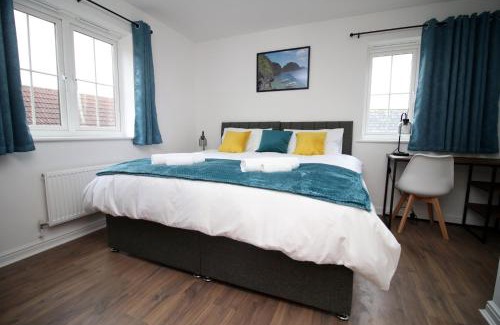 Swindon Casa | DELFT - Spacious Home, High Speed Wi-Fi, Free Parking, Terrace