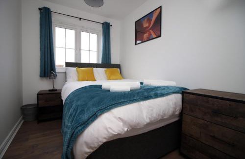 Swindon Casa | DELFT - Spacious Home, High Speed Wi-Fi, Free Parking, Terrace