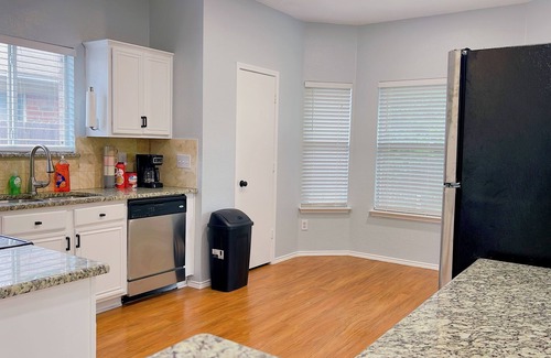 South Arlington Casa | Delight 4br2ba in Arlington. Family Friendly. Perfect for Corporate & Insurance