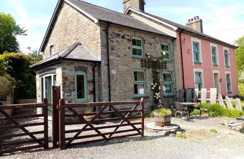 Llanybydder Cabaña | Delightful 2 bed Cottage Overlooking the Teifi Valley