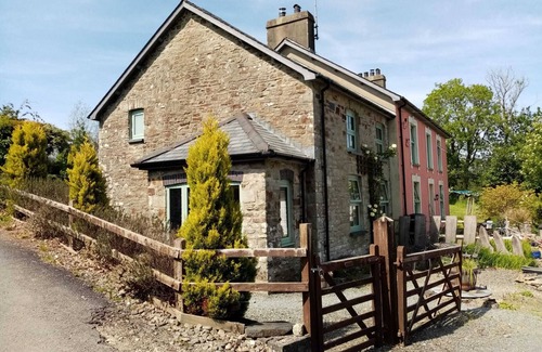 Llanybydder Cabaña | Delightful 2 bed Cottage Overlooking the Teifi Valley
