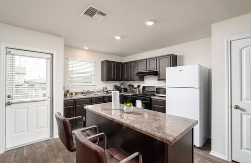 Converse Casa | Delightful 3 BD/2.5 BA*Randolph AFB* Fort Sam Houston*Riverwalk*Downtown SA*