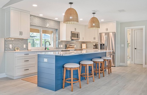 Pelican Villa | Delightful 3 BR waterfront Villa w. heated pool/ dock/ boat lift/ fishing poles