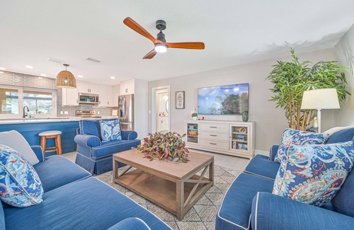 Pelican Villa | Delightful 3 BR waterfront Villa w. heated pool/ dock/ boat lift/ fishing poles