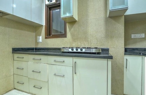 Kalkaji Apartamento | Delightful 3BHK Apartment, Park Facing! Close to Market by HostMyStay
