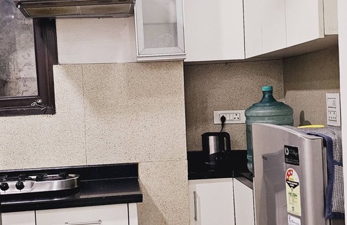 Kalkaji Apartamento | Delightful 3BHK Apartment, Park Facing! Close to Market by HostMyStay