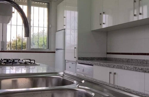 Hinojos Casa | Encantadora casa de 4 camas en un hermoso entorno arbolado y piscina para 8+1