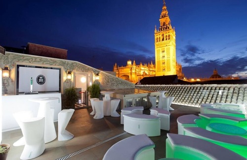 Hinojos Casa | Encantadora casa de 4 camas en un hermoso entorno arbolado y piscina para 8+1