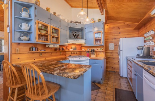 Cleveland Cabaña | Delightful 4-bedroom cottage with AC and Fiber WiFi on the River!