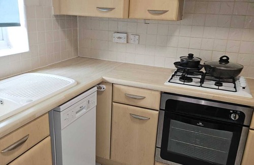 Luton Casa | Delightful 4 double bedroom, 3 bathroom and 2 cloakroom house