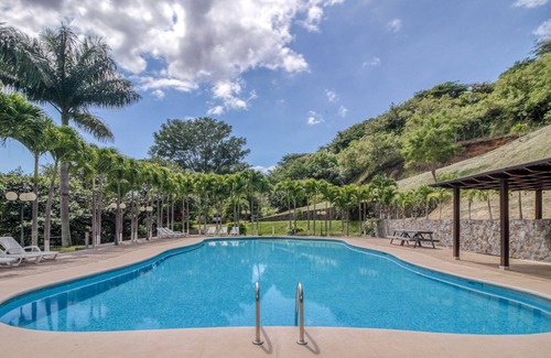 Santa Eulalia Casa | Encantadora cabaña en Atenas, con terraza, vista al jardín y piscina compartida.