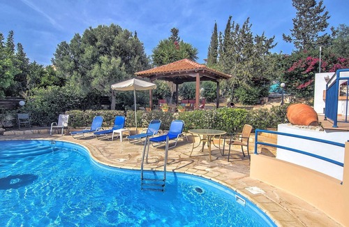 Pegeia Villa | Villa encantadora en Coral Bay, piscina grande, tenis de mesa, área maravillosa