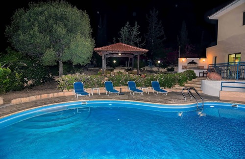 Pegeia Villa | Villa encantadora en Coral Bay, piscina grande, tenis de mesa, área maravillosa