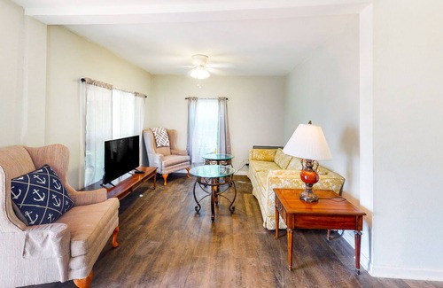 Port St. Joe Cabaña | Delightful coastal escape with fast WiFi, full kitchen & beach nearby - dogs OK