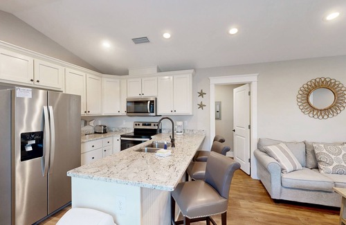 Dauphin Island Condominio | Delightful condo near the beach & town with WiFi, central AC, full kitchen & W/D