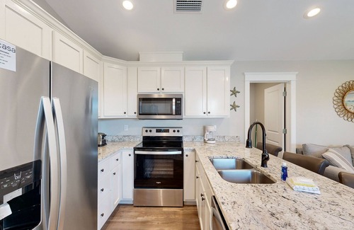 Dauphin Island Condominio | Delightful condo near the beach & town with WiFi, central AC, full kitchen & W/D