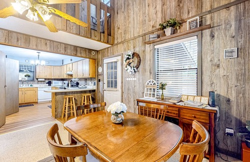 Blairsville Cabina | Delightful creekside cabin w/ spacious deck, private hot tub, fire pit, & views